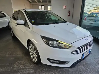 Begagnad Ford Focus S 120 HK (88 kW) 2015 Vit Sedan