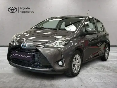 Usata Toyota Yaris Hybrid Active 101 CV (74 kW) 2020 Grigio Berlina