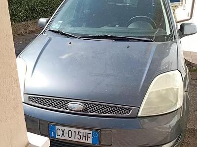 Usata Ford Fiesta 75 CV (55 kW) 2005 Grigio Utilitaria
