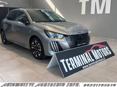 Usata Peugeot 208 Allure 101 CV (74 kW) 2024 Argento Utilitaria