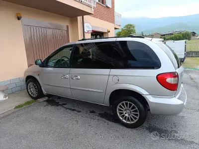 Usata Chrysler Voyager 116 CV (85 kW) 2003 Grigio Monovolume