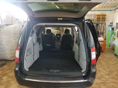 Usata Lancia Voyager Gold 163 CV (119 kW) 2012 Nero Monovolume