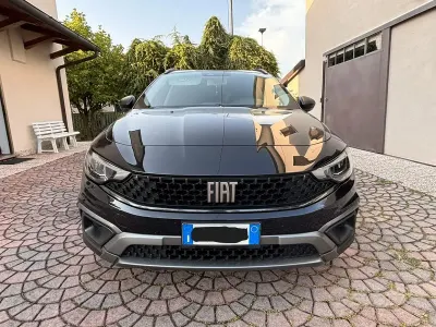 Usata Fiat Tipo Cross 101 CV (74 kW) 2021 Nero Berlina