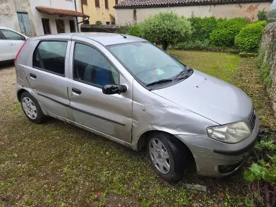 Usado Fiat Punto Active 69 CV (50 kW) 2004 Plateado Utilitario
