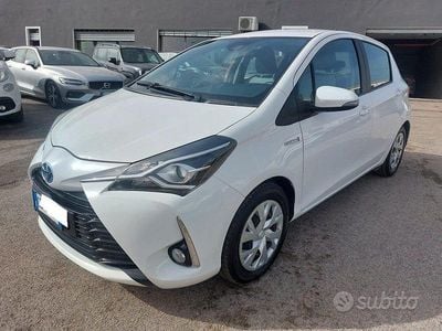 Usata Toyota Yaris Hybrid Active 73 CV (53 kW) 2020 Bianco Berlina