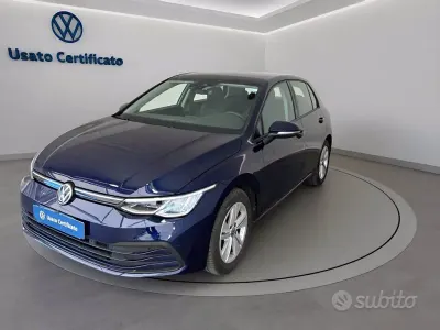 Usata VW Golf VIII Life 110 CV (80 kW) 2023 Atlantic blue metalizzato Berlina
