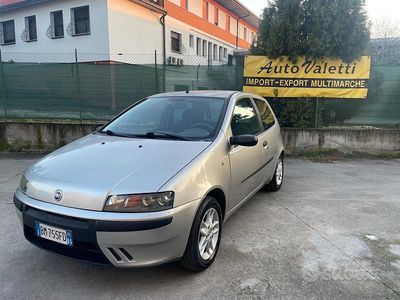 Usado Fiat Punto 80 CV (58 kW) 2000 Gris Utilitario