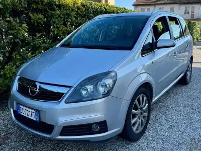 Usata Opel Zafira Cosmo 105 CV (77 kW) 2006 Argento Monovolume