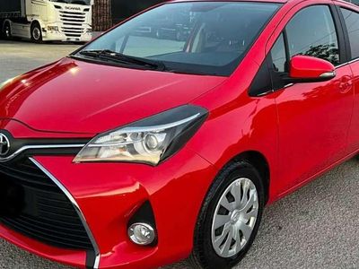 Usata Toyota Yaris 90 CV (66 kW) 2015 Rosso Utilitaria