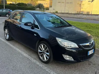 Usata Opel Astra Cosmo 140 CV (102 kW) 2010 Nero Berlina