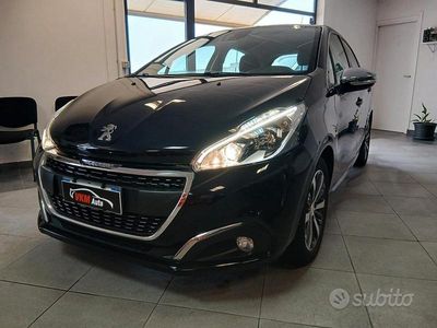 Nero Usata 2017 Peugeot 208 Utilitaria | 8900 € (Buon prezzo)