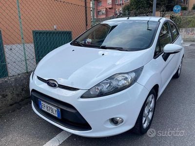 Usata Ford Fiesta 96 CV (70 kW) 2012 Bianco Utilitaria