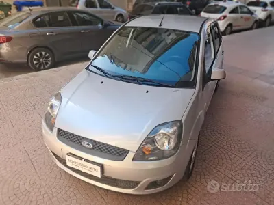 Usata Ford Fiesta 68 CV (50 kW) 2008 Grigio Utilitaria