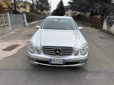 Usata Mercedes E320 Avantgarde 255 CV (187 kW) 2004 Grigio Berlina