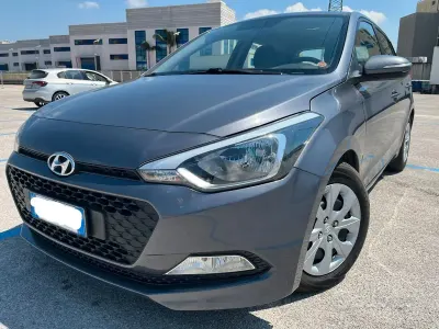 Usata Hyundai i20 75 CV (55 kW) 2017 Grigio Berlina