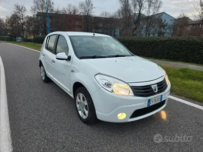 Usata Dacia Sandero Ambiance 75 CV (55 kW) 2011 Bianco Berlina