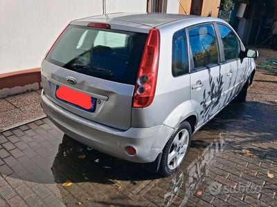Usata Ford Fiesta 75 CV (55 kW) 2007 Grigio Utilitaria