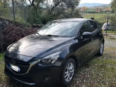 Usata Mazda 2 75 CV (55 kW) 2016 Nero Berlina