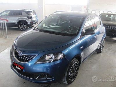 Usata Lancia Ypsilon Gold 69 CV (50 kW) 2023 Blu/azzurro Utilitaria