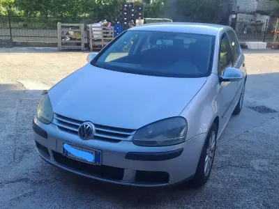 Usata VW Golf IV Comfortline 140 CV (102 kW) 2005 Argento Berlina