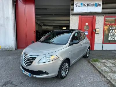 Usado Lancia Ypsilon Gold 69 HP (50 kW) 2013 Bege Citadino