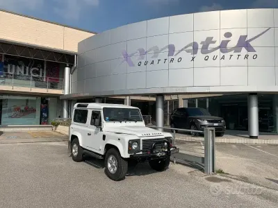 Gebraucht Land Rover Defender 122 PS (89 kW) 2012 Weiß Kleinwagen