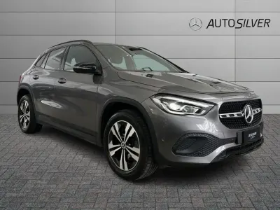 Usata Mercedes GLA200 150 CV (110 kW) 2022 Grigio montagna / metallizzato SUV