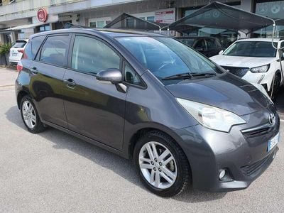 Usata Toyota Verso-S Active 99 CV (72 kW) 2011 Grigio Monovolume