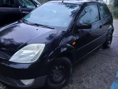 Usata Ford Fiesta Ghia 75 CV (55 kW) 2004 Nero Utilitaria