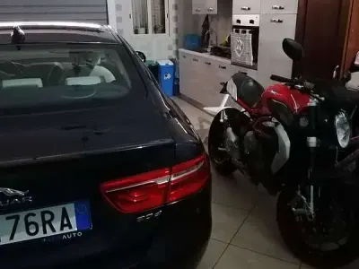 Usata Jaguar XE R-Sport 179 CV (131 kW) 2017 Blu/azzurro Berlina