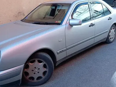 Usata Mercedes E200 136 CV (100 kW) 1997 Grigio Berlina