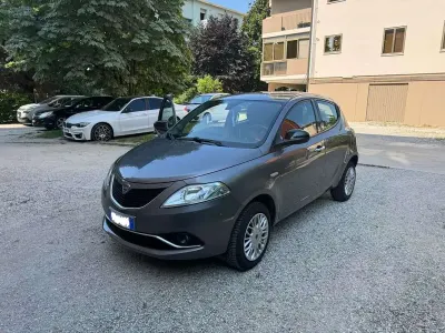 Usata Lancia Ypsilon Gold 80 CV (58 kW) 2017 Grigio Utilitaria