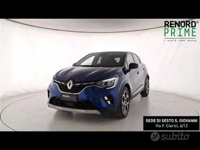 Usata Renault Captur Techno 145 CV (106 kW) 2023 Blu scuro SUV