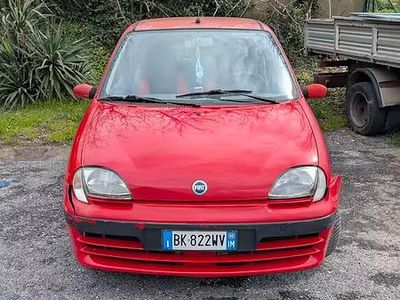 Käytetty Fiat 600 Comfort 54 HP (39 kW) 2000 Punainen Sedan