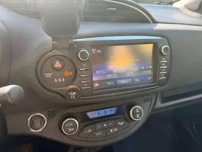 Usata Toyota Yaris Lounge 111 CV (81 kW) 2017 Grigio Berlina