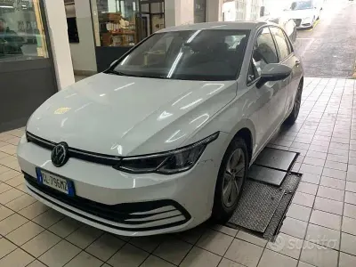 Usata VW Golf VIII Life 116 CV (85 kW) 2022 Bianco Berlina