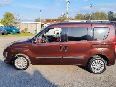 Usado Fiat Doblò Emotion 105 HP (77 kW) 2010 Vermelho Monovolume