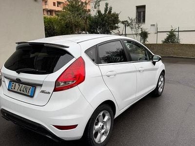Usata Ford Fiesta Titanium 68 CV (50 kW) 2010 Bianco Utilitaria