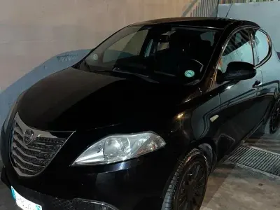 Usata Lancia Ypsilon 60 CV (44 kW) 2017 Nero Utilitaria