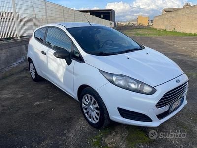 Usata Ford Fiesta 75 CV (55 kW) 2013 Bianco Furgone