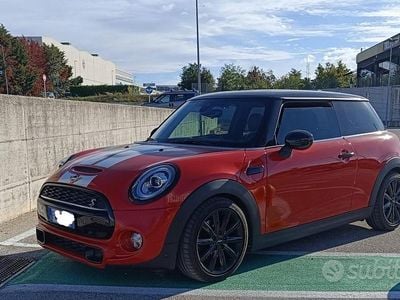 Begagnad Mini Cooper S Hype 192 HK (141 kW) 2019 Röd Halvkombi