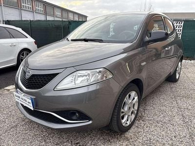 Usata Lancia Ypsilon Gold 69 CV (50 kW) 2016 Argento Utilitaria