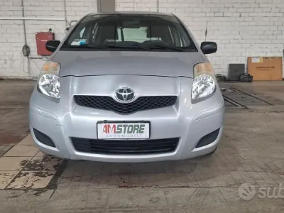 Usata Toyota Yaris Sol 69 CV (50 kW) 2010 Grigio Utilitaria