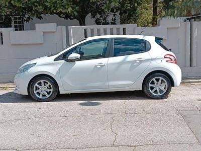 Usata Peugeot 208 Active 68 CV (50 kW) 2013 Bianco Utilitaria