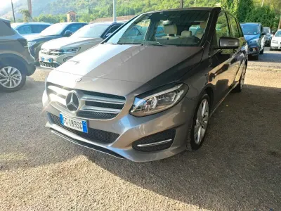 Usata Mercedes B180 Premium 109 CV (80 kW) 2017 Grigio Utilitaria