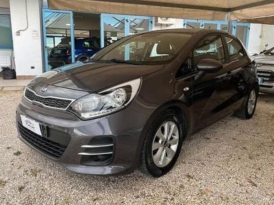 Grigio Usata 2016 Kia Rio Berlina | 6900 € (Buon prezzo)