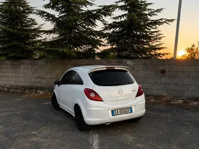 Usata Opel Corsa 75 CV (55 kW) 2010 Bianco Utilitaria