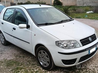 Usata Fiat Punto Dynamic 69 CV (50 kW) 2004 Bianco Utilitaria