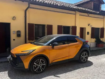 Usata Toyota C-HR Lounge 223 CV (164 kW) 2024 Arancione SUV