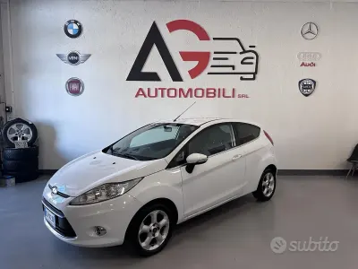 Usata Ford Fiesta 92 CV (67 kW) 2011 Bianco Berlina